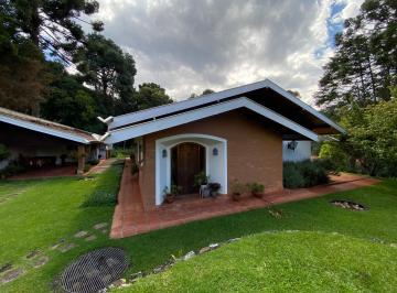 Casa de 4 quartos, Campos do Jordão · Bela casa térrea com excelente localização em Campos do Jordão.