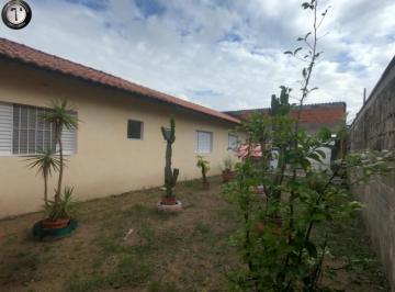 Foto 01 · Casa com 3 dormitórios a 400 metros da praia.