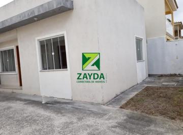 Foto 01 · Casa linear com 02 quartos no bairro Peixe Dourado II, em Barra de São João: banheiro social, sala a