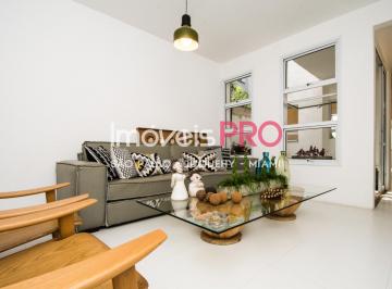 Casa · 200m² · 3 Quartos · 2 Vagas · Casa reformada, com 3 suítes, pé direito de 3,20 metros, em rua tranquila na Vila Nova!! Duas vagas.