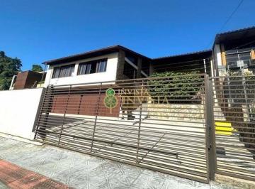 b1bd47593ead9320a985ca9db1e2681ef671582c · Casa com Piscina no bairro Itaguaçu, em Florianópolis.