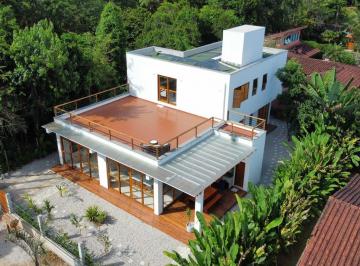 Imagem do Imóvel · Casa recém construída na Praia de Itamambuca, lado par.