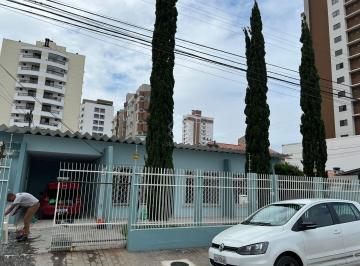 Casa · 3 Quartos · 2 Vagas · Casa de alvenaria com extensa área externa