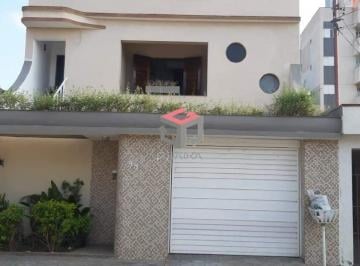 Casa · 462m² · 4 Quartos · 4 Vagas · Sobrado com 462m² localizado no Bairro Santa Terezinha em Santo André - SP.