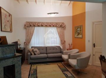 Casa · 137m² · 3 Vagas · LINDA CASA PRÓXIMO AO LAGO NEGRO