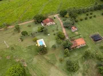 748c90b3dc35ddc9b9fbf9f58d87481b.jpg · Fazenda de Alto Padrão com 3 Quartos e 1 Sala em Ninho Verde, Quadra-SP - Oportunidade Única!