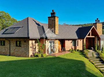 Casa · 619m² · 4 Vagas · CASA À VENDA EM GRAMADO EM CONDOMÍNIO COM TRÊS SUÍTES