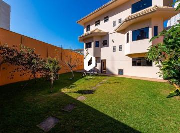 Casa · 410m² · 4 Quartos · 8 Vagas · Casa com 4 amplos quartos, suíte e closet no Portão, terreno amplo e ensolarado.