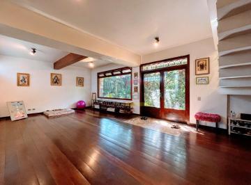 Casa · 2500m² · 6 Quartos · 5 Vagas · Grande oportunidade: casa histórica e impecavelmente conservada em um refúgio verde de 2.500 m²