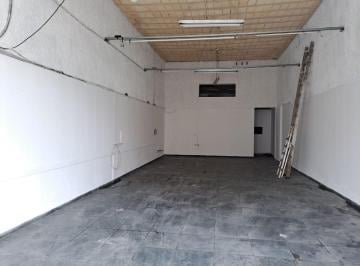 Comercial , Embu das Artes · Salão no centro do Embu das Artes.