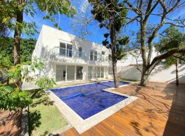 17d82ddac33f00044275c6a563026c0d9819bac6 · Casa de condomínio recém construída com 8 vagas