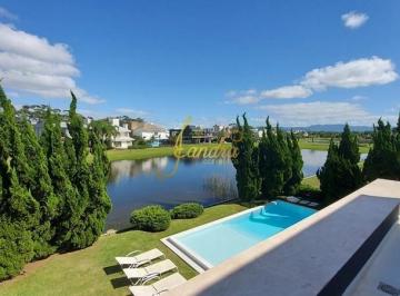 Casa · 700m² · 5 Quartos · 2 Vagas · Lindo sobrado  com amplas 5 suítes, piscina e   beira lago