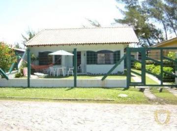 Casa · 4 Quartos · 2 Vagas · Casa de Alvenaria no Centro de Cidreira Mobiliada com Pátio Fechado