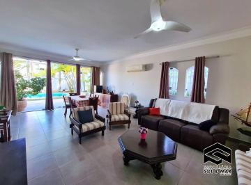 Casa · 200m² · 3 Quartos · 2 Vagas · LINDA CASA REFORMADA, APENAS 300MTS DA PRAIA DA ENSEADA!