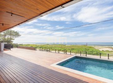 Casa · 450m² · 5 Quartos · 3 Vagas · Sobrado de Alto Padrão com 05 suítes em Guaratuba.