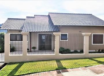Casa · 450m² · 4 Quartos · 2 Vagas · Sobrado com piscina e quiosque, B. Floresta