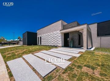 9516_i4894OMA_951661c0d85a353d3.jpg · Casa à venda - em Urbanova