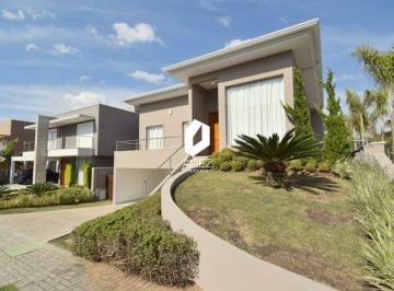 Casa · 527m² · 6 Quartos · 4 Vagas · Casa em condomínio com 6 suítes, área gourmet e 4 vagas de garagem!