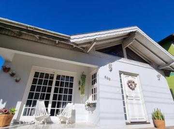 Casa · 220m² · 3 Quartos · 3 Vagas ·
Casa com ótima localização em Gramado