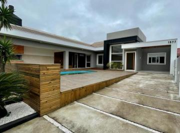 Apartamento · 180m² · 3 Quartos · 1 Vaga · casa de 03 dormitorios no centro de imbe