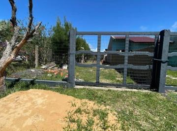 Apartamento · Meio terreno cercado a quinhentos e cinquenta metros da praia!