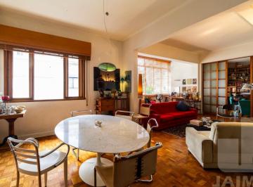 Apartamento · 160m² · 3 Quartos · 1 Vaga · Apartamento de 3 dormitórios em prédio icônico da década de 50 em rua tranquila e arborizada