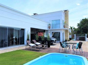 0e1884d9a52b71834b552d26138e672b2ea5cd07 · Belíssima casa com 03 dormitórios, 03 suítes, estilo contemporâneo, totalmente mobiliada, em bairro