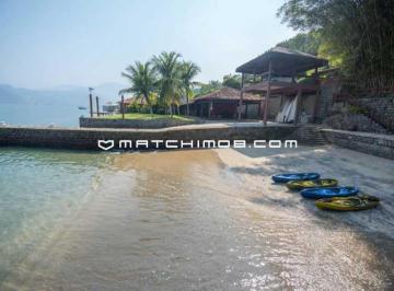 Casa · 560m² · 7 Quartos · 4 Vagas · Pe na areia na Ponta Leste com 60 metros de praia e 1km de profundidade.