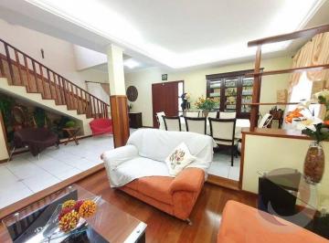 6 · Casa de 250m² com quartos sendo 1 suíte no Carianos