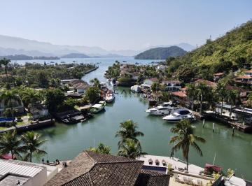 Casa · 600m² · 5 Quartos · 3 Vagas · Mansão de canal no Frade com vaga de iate