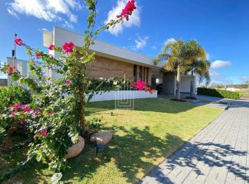 Casa · 407m² · 1 Quarto · 2 Vagas · Casa térrea à venda no Condomínio Reserva Iguaçu em Foz do Iguaçu.