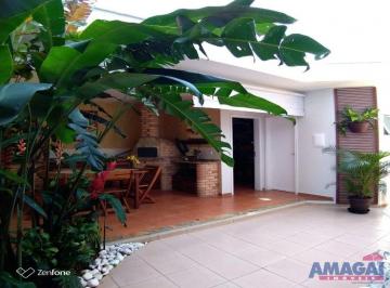 Casa · 317m² · 3 Quartos · 4 Vagas · Casa de 3 dormitórios em condomínio