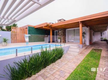113a2db4e0f6d7b59321444f96838a845c5d3fef · Casa Alto Padrão no Bairro Travessão em Dois Irmãos, 03 dormitórios, amplo living com lareira. Espaç