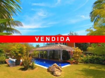 Foto · Belíssima  casa de esquina a venda com 6 suítes em condomínio a poucos metros da praia (11) 9-9194-5