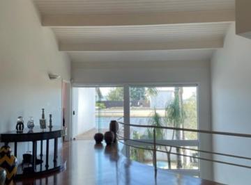 Foto 01 · Casa a venda na Vila Oliveira, Mogi das Cruzes. Com 4 suítes, salas, cozinha e sala de almoço, espaç