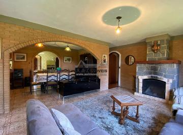 Casa · 192m² · 3 Quartos · 4 Vagas · Casa à venda em Campos do Jordão - Em estilo rústico de tijolinho avista