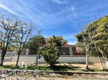 Apartamento · 327m² · 8 Quartos · 2 Vagas · Sobrado de 8 dormitórios na Praia de Imbé