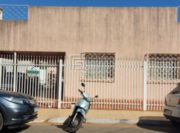 Casa · 560m² · 5 Quartos · 2 Vagas · Casa Térrea oferece oportunidades residencial e comercial! Perfeita para clínicas médicas, escrit