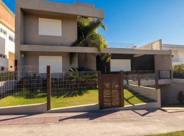 Casa · 260m² · 4 Quartos · 2 Vagas · Casa com piscina Centro de Garopaba SC