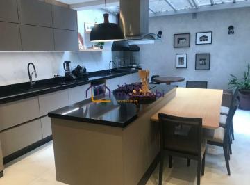 Casa · 200m² · 2 Quartos · 2 Vagas · Linda casa de condomínio em rua fechada em localização privilegiada