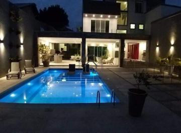 Piscina com iluminação. · Casa à venda na Barra da Tijuca.