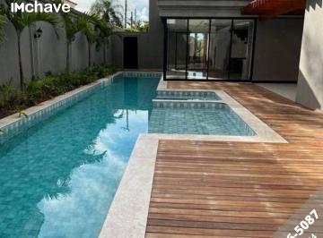 2022/09/a12e885df8c1bc765518b4dbb95428ee.jpg · Vendo Casa Novíssima Térrea no Condomínio Damha I, com 5 suítes, 500m² de construção, piscina e terr