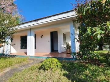 Casa · 330m² · 4 Quartos · 2 Vagas · Casa plana