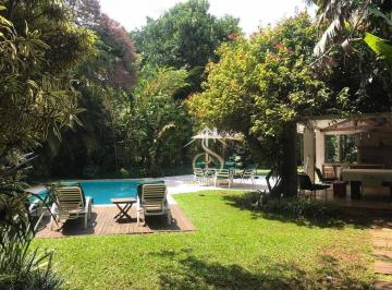 3b370543f9e2b9f2bfd972ef3be2ef717c7cf16c · Localizada ao lado do comércio completo e charmoso do bairro. Casa confortável integrada a um grand