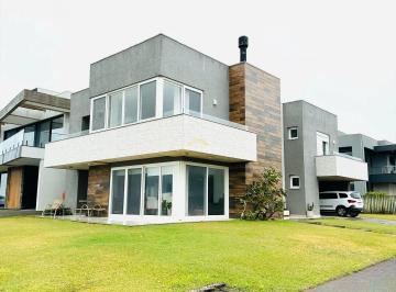 Casa · 265m² · 4 Quartos · 2 Vagas · Casa à Beira Mar no Condomínio Atlântico Villas