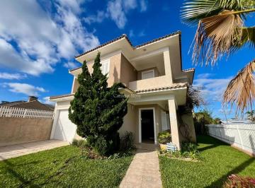 Casa · 240m² · 5 Quartos · Sobrado com 5 dormitórios, à 200 metros do mar em Atlântida Sul