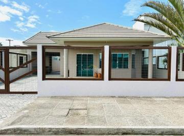 Casa · 140m² · 3 Quartos · 1 Vaga · Casa com piscina, à 250m do mar.