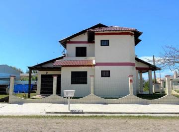 Casa · 141m² · 3 Quartos · 1 Vaga · Sobrado de esquina à 400 metros do mar, 03 dormitórios (02 suítes) em Atlântida Sul