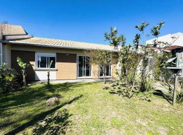 Casa · 144m² · 2 Quartos · 2 Vagas · Casa à 100 metros do mar na Praia de Atlântida Sul