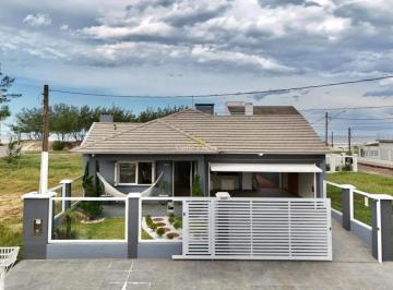 Casa · 176m² · 4 Quartos · 2 Vagas · Casa à 50 metros do mar na Praia de Atlântida Sul
